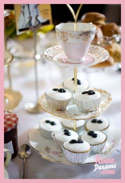 Vintage cake-stand and yummy cakes...