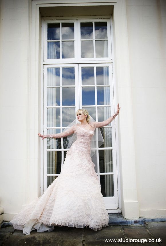 A Cymbeline Bridal Gown for a vintage loving Bride - Photography by Studio Rouge...