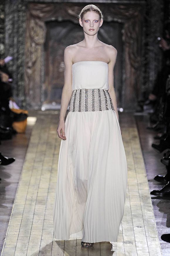 Valentino-couture-ss2011-runway-011_17244735198