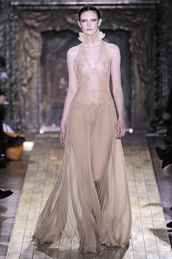 Valentino-couture-ss2011-runway-022_172455612050