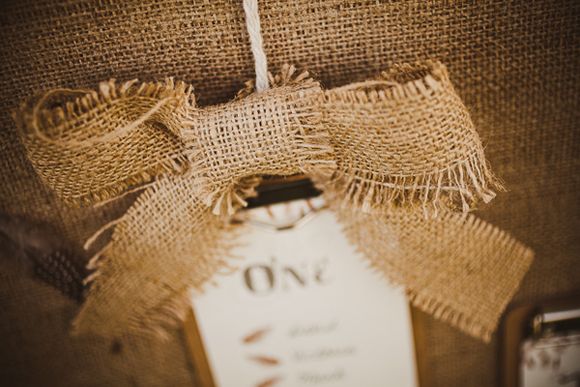 DIY rustic table plan using burlap, hessian, jute and string and feathers...