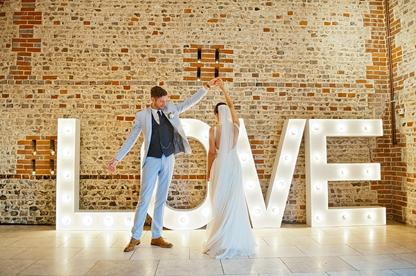 Jenny Packham Barn Wedding // Photography by Anna Rosell 