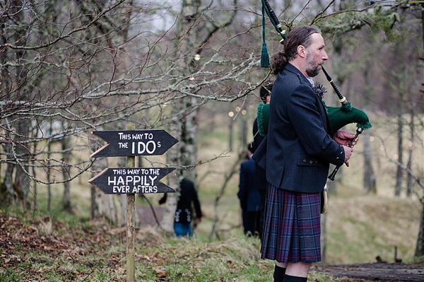 Scottish Highlands Wedding // Inshriach House // 1960s Edwardian Whimsical Wedding // Photography by Helen Abraham