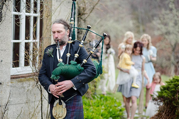 Scottish Highlands Wedding // Inshriach House // 1960s Edwardian Whimsical Wedding // Photography by Helen Abraham