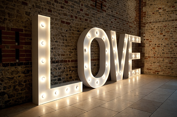 Jenny Packham Barn Wedding // Photography by Anna Rosell 