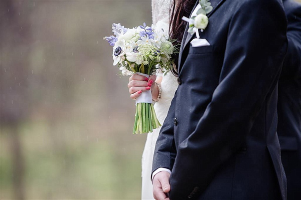 Scottish Highlands Wedding // Inshriach House // 1960s Edwardian Whimsical Wedding // Photography by Helen Abraham