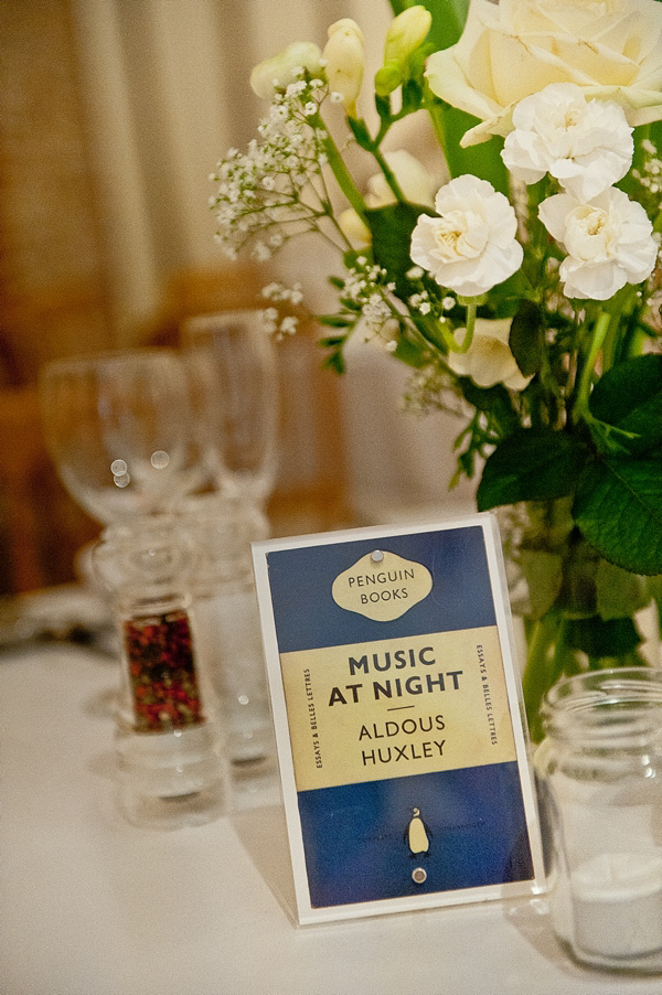 Jenny Packham Barn Wedding // Photography by Anna Rosell 