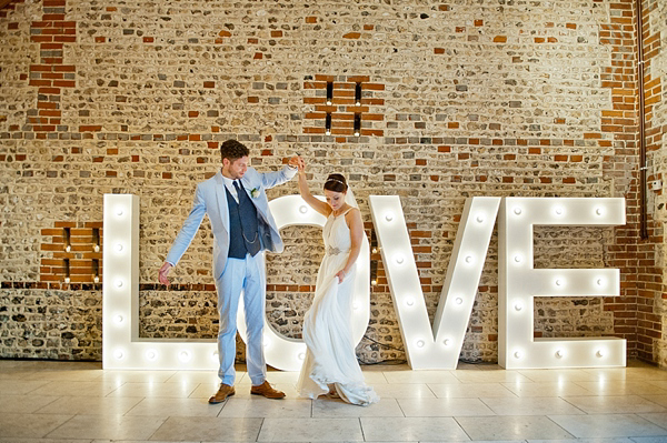 Jenny Packham Barn Wedding // Photography by Anna Rosell 