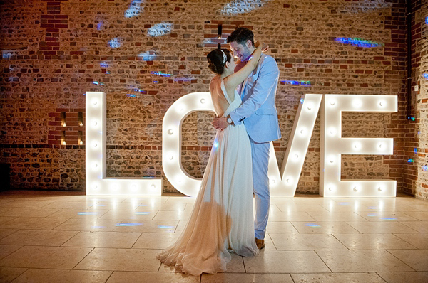 Jenny Packham Barn Wedding // Photography by Anna Rosell 