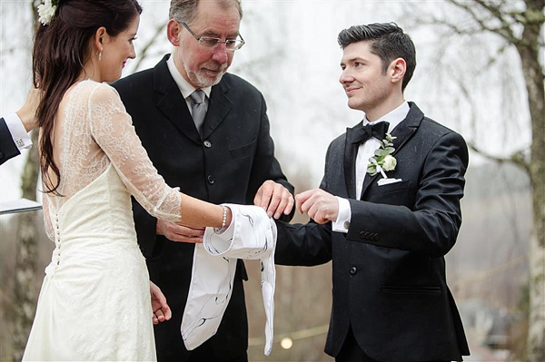 Scottish Highlands Wedding // Inshriach House // 1960s Edwardian Whimsical Wedding // Photography by Helen Abraham