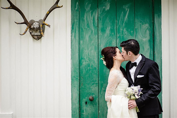 Scottish Highlands Wedding // Inshriach House // 1960s Edwardian Whimsical Wedding // Photography by Helen Abraham