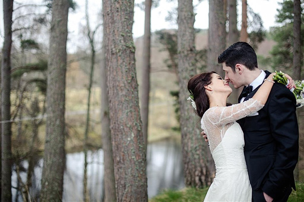 Scottish Highlands Wedding // Inshriach House // 1960s Edwardian Whimsical Wedding // Photography by Helen Abraham