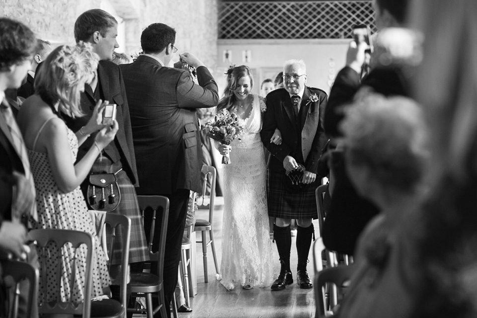 Laidback rustic wedding // Beaumonde wedding dress // Photography by Lauren McGlyn