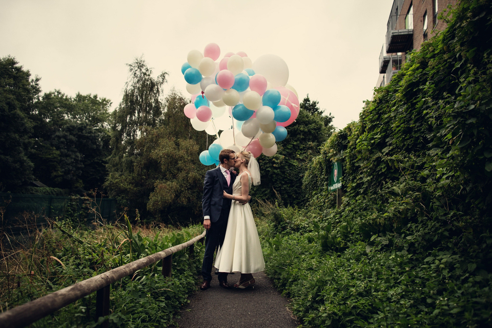 Fun and colourful London pub wedding // Photography by Assassynation