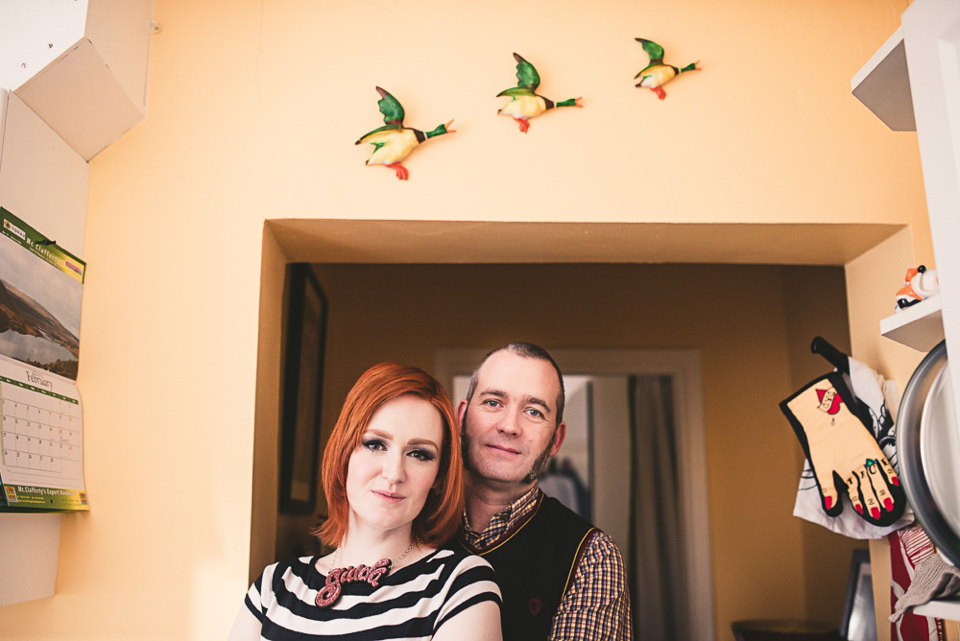 A Midcentury retro inspired engagement shoot // Photography by Laura Babb at babbphoto.com