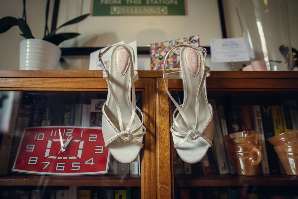 Fun and colourful London pub wedding // Photography by Assassynation