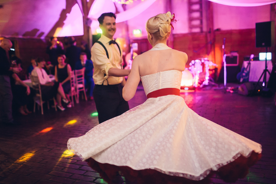 1950s Rockabilly and Lindyhop inspired wedding // Lains Barn Wedding Oxfordshire // Alfred Angelo dress 8501 // Photography by Caro Hutchings
